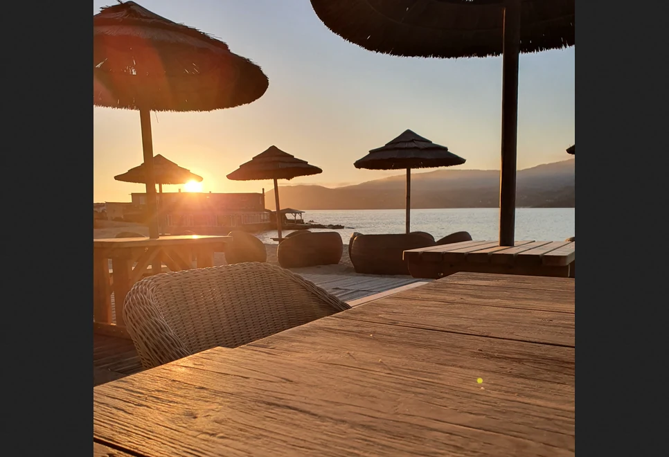 La terrasse du Corsaire à l’heure du coucher de soleil