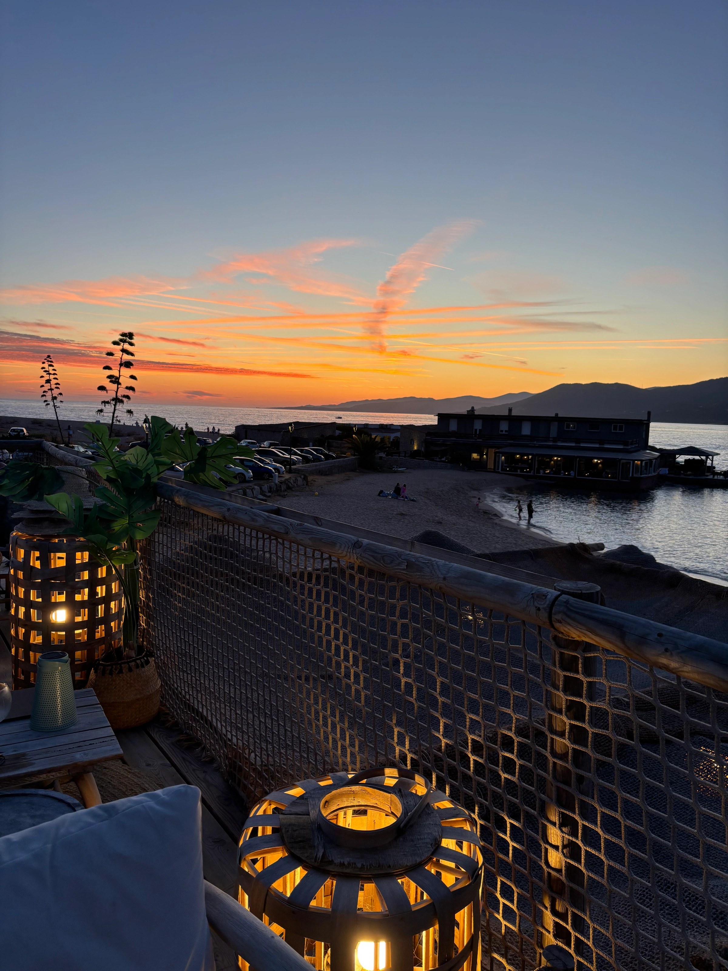 Le soleil se couche sur la terrasse du Corsaire à Propriano