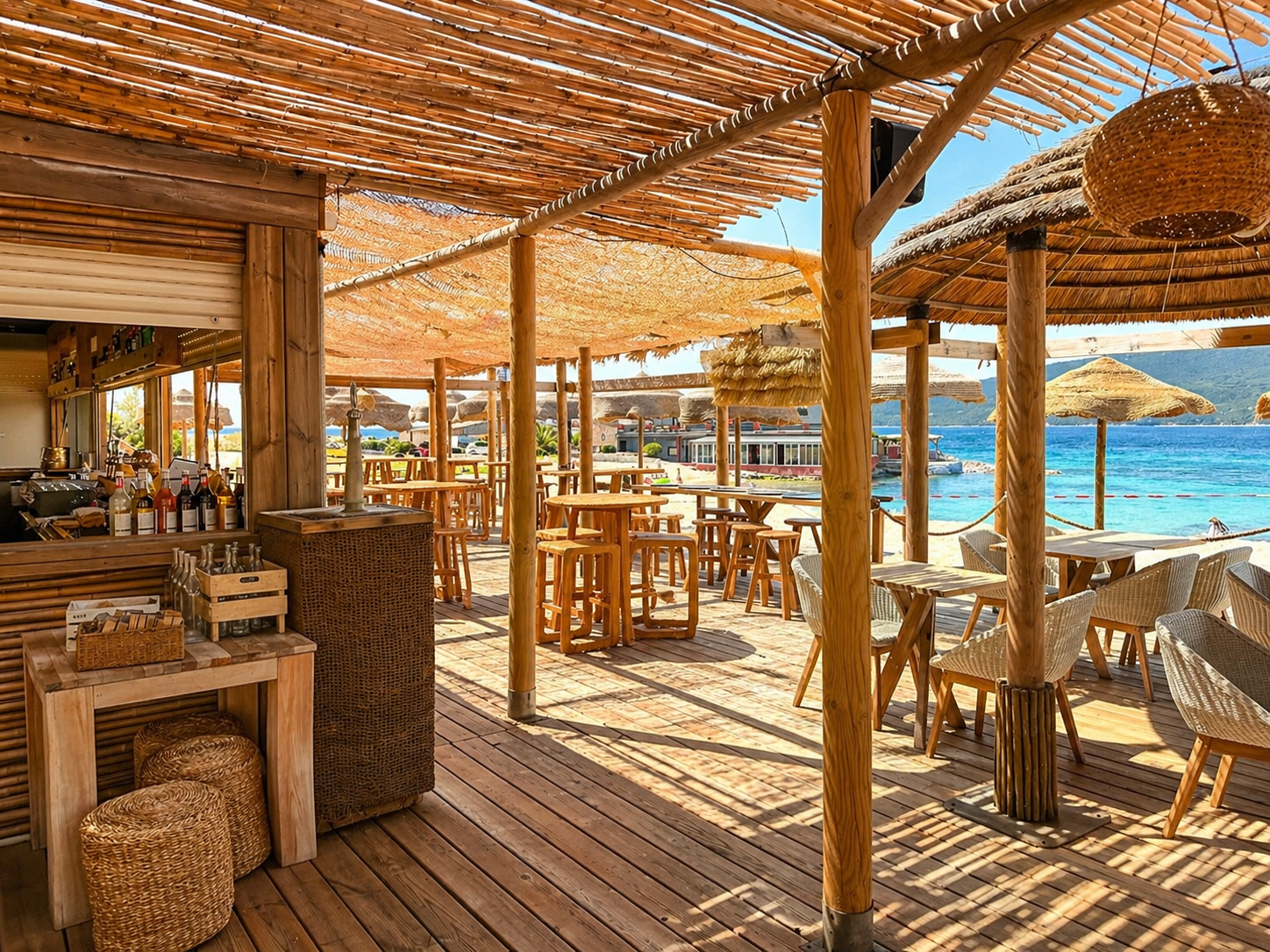 La terrasse ombragée au bord de la plage à Propriano